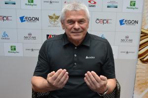 Trenér rychlobruslařky Martiny Sáblíkové Petr Novák slaví sedmdesátiny. Blahopřejeme Trenér rychlobruslařky Martiny Sáblíkové Petr Novák slaví sedmdesátiny. Blahopřejeme