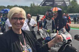 Z bláznivé fanynky motocyklové hvězdy Rossiho se vyklubala ministryně Karla Šlechtová Z bláznivé fanynky motocyklové hvězdy Rossiho se vyklubala ministryně Karla Šlechtová